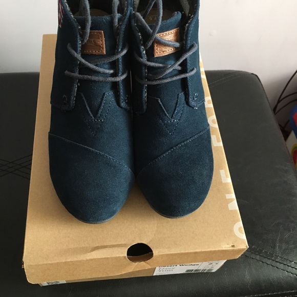 Toms suede booties. Size 7.5 - Picture 2 of 8